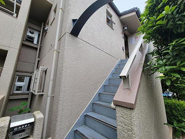 【エントランス】住戸専用階段。まるで戸建てのようなマンションですね！