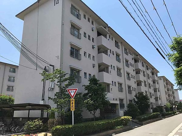 【外観】総戸数410戸の5階建てRC造マンション。大阪メトロ御堂筋線「新金岡」駅まで徒歩5分の立地です 