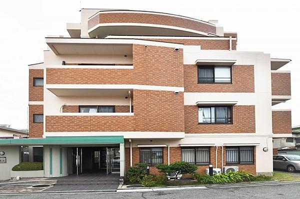 【外観】阪急宝塚本線「蛍池」駅より徒歩8分の立地。 オートロックシステムを完備したマンションです