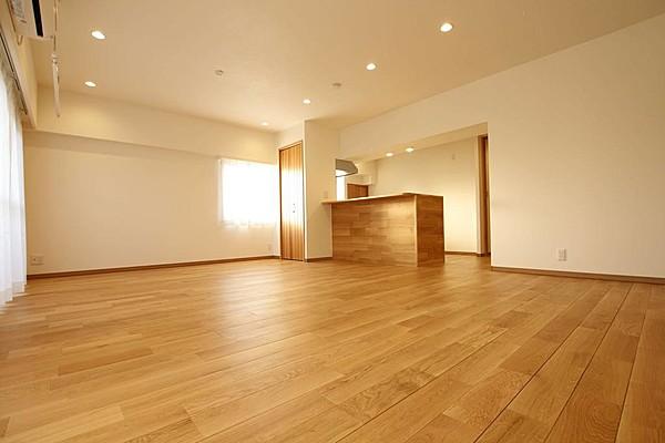【外観】床材は天然無垢材を使用しており肌触りが良い素材です。家具を置いても十分に寛げるゆとりのあるリビング空間です。