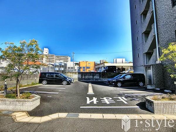 【外観】Parking　敷地内に平面駐車場１台分完備しております。使用料７,０００円／月額。