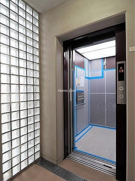 【エントランス】エレベーターです。維持修繕の行き届いた印象のマンションです。
