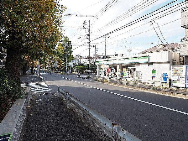 【周辺】都営三田線　本蓮沼駅から徒歩10分の立地。地上1番出入口から蓮沼アスリート通りを道なりに一直線でマンションへ到着。この通りはバス通りにもなっているので、JRの赤羽駅へのアクセスも可能です。