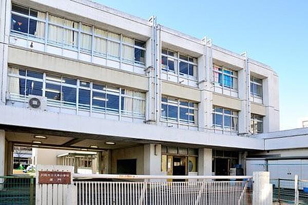 【周辺】川崎市立久本小学校まで928m、子どもたちが様々な体験を通して自分の土台をつくり、大きく成長していくよう教育活動の実践に努めています。