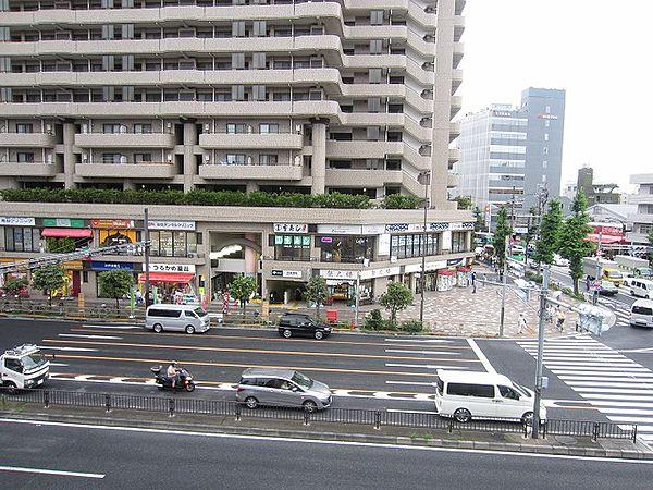 【周辺】三田線西巣鴨駅前の交差点は飲食店やコンビニで充実
