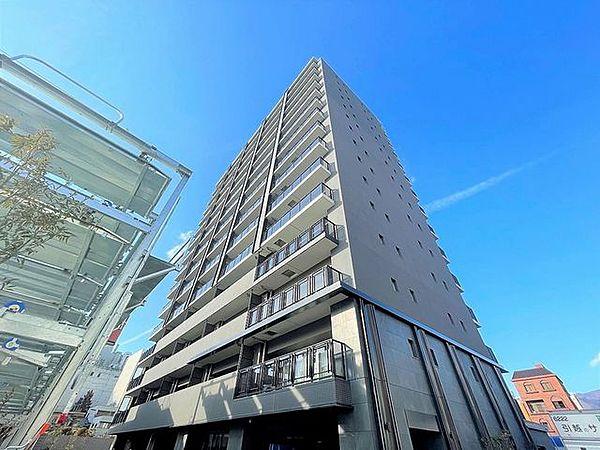 【外観】甲府城下の中心市街地活性化区域内に位置するマンション。地上15階建てで、空に向かい高くそびえ立つ存在感のあるマンションです。