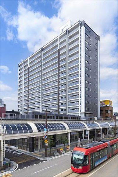 【外観】地上16階建て・全98邸のタワーレジデンス。「高岡」駅から徒歩5分の近さの他、商店街やショッピングモール、病院なども近く、利便性のある環境に位置するマンションです。