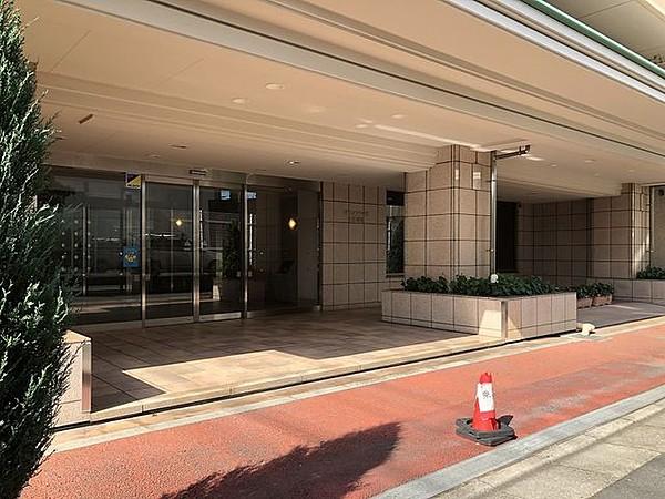 【エントランス】JR千代田・常磐緩行線北千住駅より徒歩6分の立地で、駐車場は32台分が敷地内に用意されております。