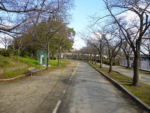 【周辺】春になると桜が舞い季節を感じる桜ノ宮公園。 