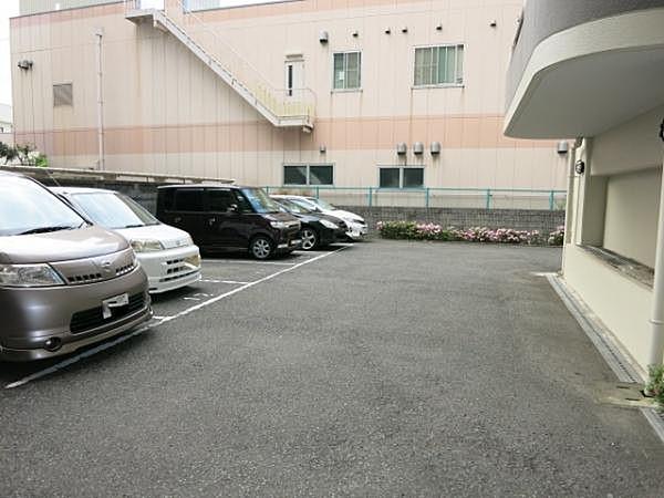 【駐車場】時間がない時でもらくらくと車の出し入れができる平置き駐車場 