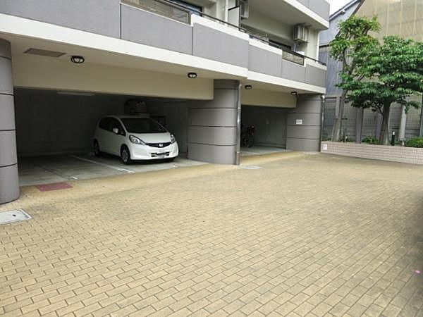 【駐車場】車の出し入れがしやすく、使い勝手のよい平置き駐車場です。 