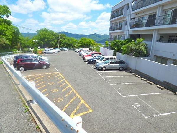 【駐車場】敷地内駐車場はマンションの西側にございます(駐車場の空き状況は、その都度ご確認下さい)。