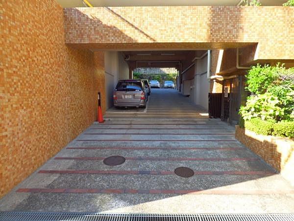 【駐車場】敷地内の駐車場入り口は、エントランスのすぐ横にございます。