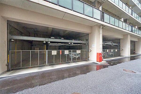 【駐車場】雨風から愛車を守る屋内駐車場を採用しています。