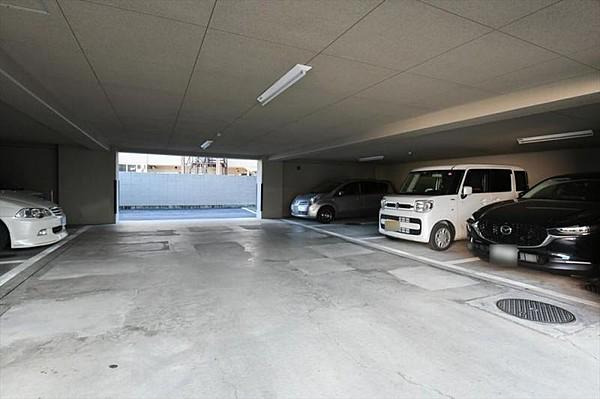 【駐車場】平面駐車場なので駐車が楽にできます。