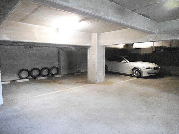 【駐車場】地下駐車場で、愛車を雨風から守ります☆