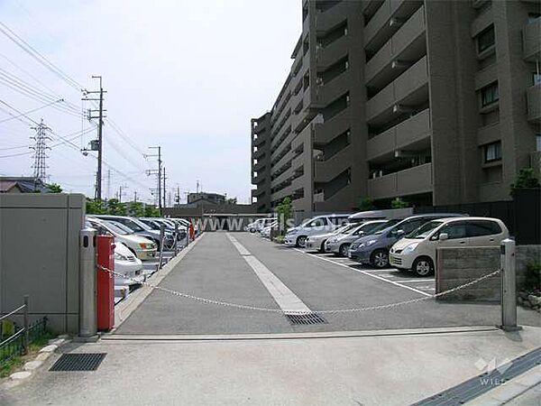 【駐車場】敷地内駐車場。入り口にはロボットゲート付きです。
