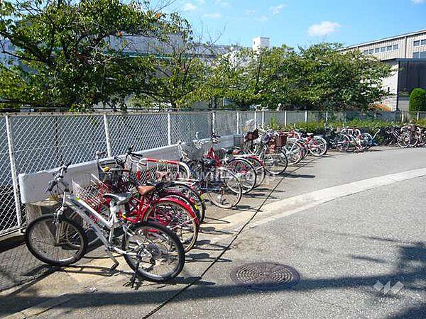 【駐車場】駐輪場。尼崎市は平たんな地形なので自転車での出かけも非常に便利です。