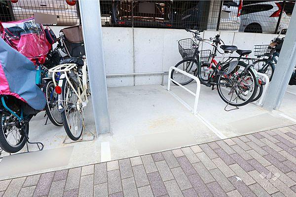 【外観】サイクルポート（駐輪場）が各住戸1区画確保されており、様々なサイズの自転車を駐輪可能です。