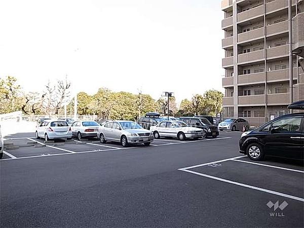 【駐車場】敷地内の駐車場は平面式なので、高さや重量の制限を気にする必要がありません。