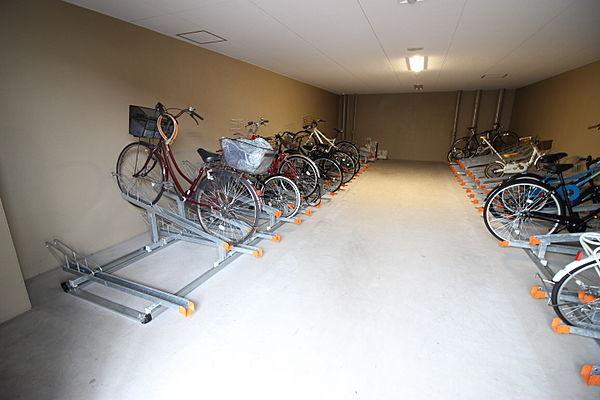 【駐車場】駐輪場にはスライド式の自転車ラックが備え付けられています。左右にスライドするので出し入れもしやすいですね。