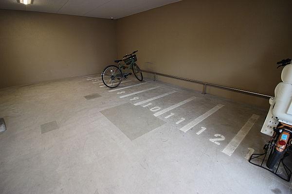 【駐車場】大切な自転車を雨や強い陽射しから守ってくれる駐輪場