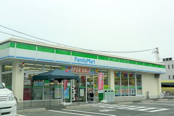【周辺】ファミリーマート 小倉南方二丁目店（145m）