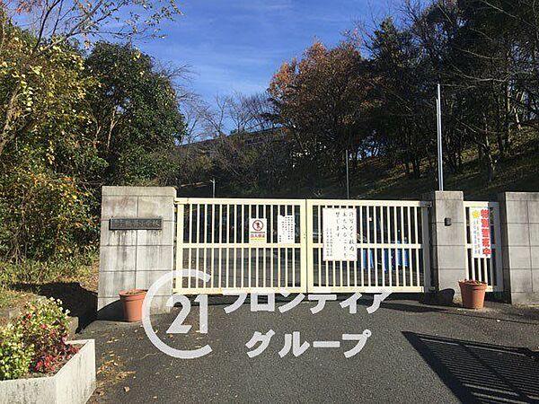 【周辺】奈良市立鶴舞小学校 徒歩8分。 610m