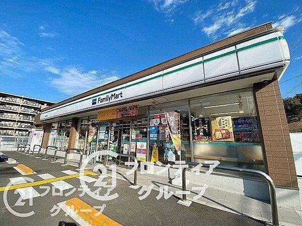 【周辺】ファミリーマート奈良鶴舞西店 徒歩8分。 580m