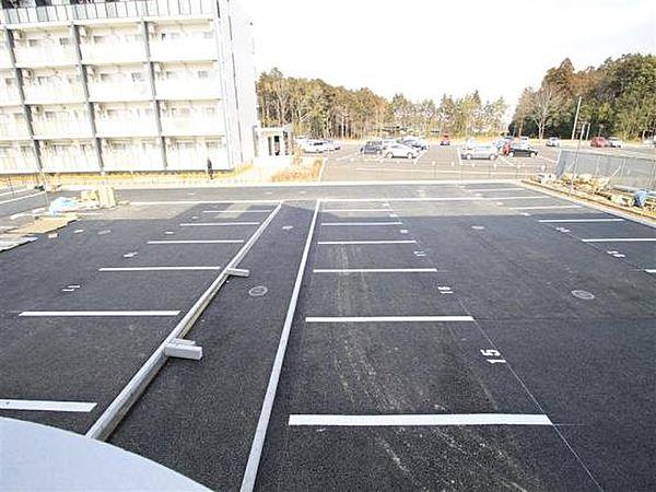 【外観】駐車場は各部屋1台確保可能