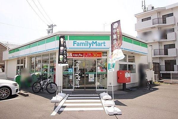 【周辺】コンビニ ファミリーマート竜南通店 370m