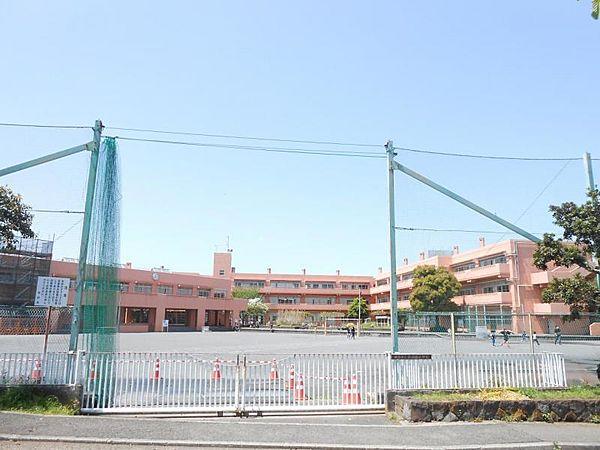 【周辺】横浜市立荏田南小学校　緑豊かな小学校　交通量が少ない通学路でとても安心です。