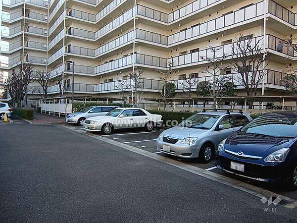 【駐車場】敷地内駐車場は屋外平面式のため、ハイルーフ車も駐車可能。お車の出し入れもスムーズです。