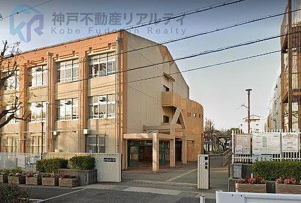【周辺】神戸市立本山第三小学校 徒歩8分。 640m