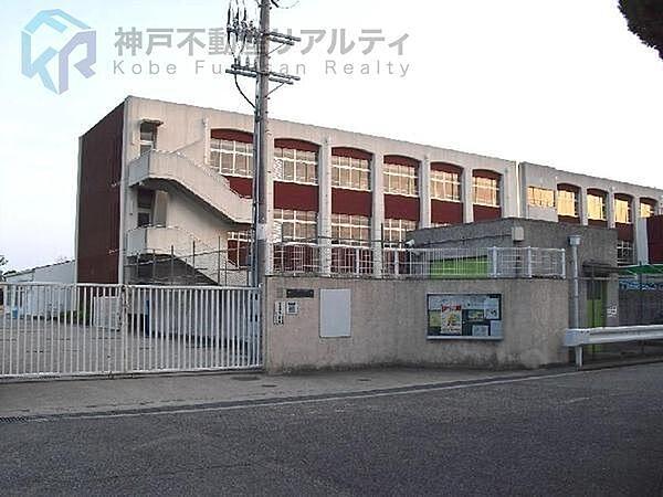 【周辺】神戸市立若草小学校 徒歩8分。 630m