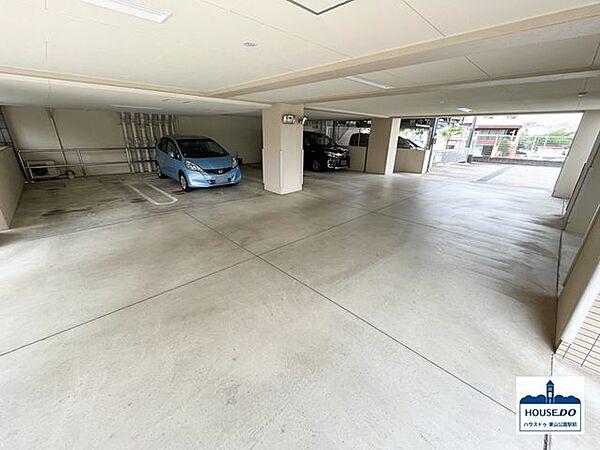 【駐車場】屋内平面式の駐車場です