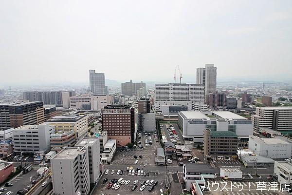 【周辺】バルコニーからの眺望です。草津駅周辺を遠くまで見渡すことができますね。