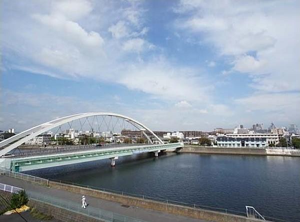 【周辺】バルコニー側　橋と鶴見川