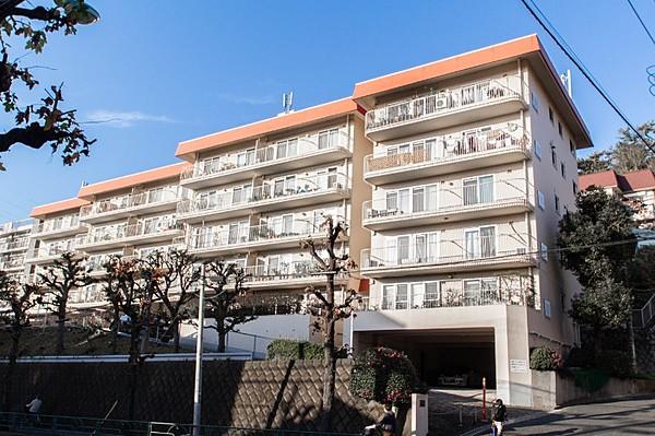 【外観】小田急「成城学園前」駅徒歩132分。1968年（昭和43年）2月築、南向きの高台立地の眺望・採光に優れたマンションです。