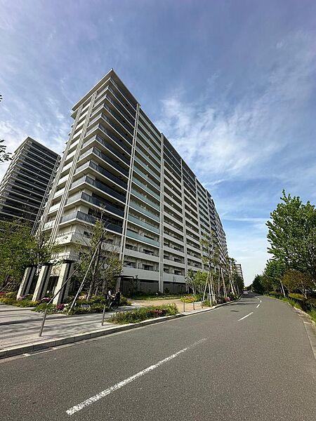 【外観】北大阪健康医療都市「健都」に存する総戸数824戸のマンションです。共用施設も充実してます。
