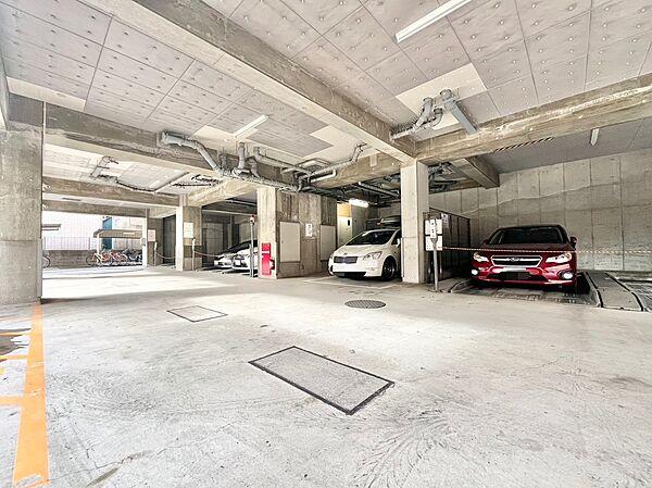 【駐車場】駐車スペースも広く駐めやすくなっております。日々お使いのお車もストレスなく駐車できそうです。