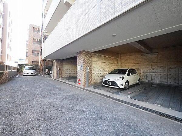 【駐車場】お車をお持ちの方には嬉しいゆったりとした駐車スペースを確保いたしました。大きめのお車でも駐車可能です。空き状況はご確認ください。