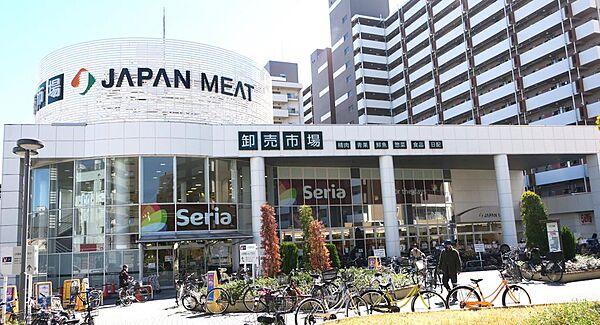 【周辺】徒歩4分の王子神谷駅前に、生鮮特化型スーパーのジャパンミート王子店。セリアも入ってます