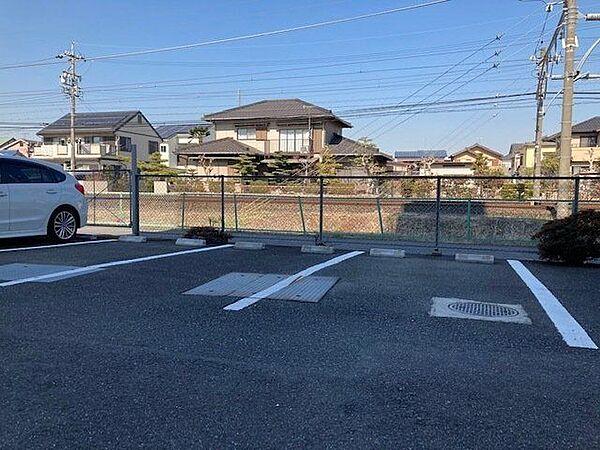 【駐車場】平面駐車場があります。