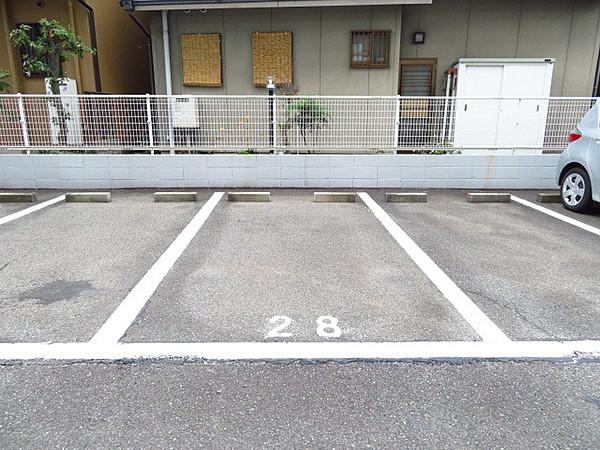 【駐車場】マンション南側に、継承可能な駐車場が完備されています。駐車場番号　NO.28　です。（令和元年12月26日撮影）