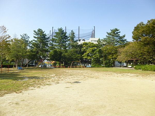 【周辺】【忠道公園】ナイター設備のある野球場（有料）があります。両側ベンチには屋根もついています。広々とした公園で小さなお子様からお年寄りまで幅広くご利用できる公園です。 徒歩 約2分（約140m）