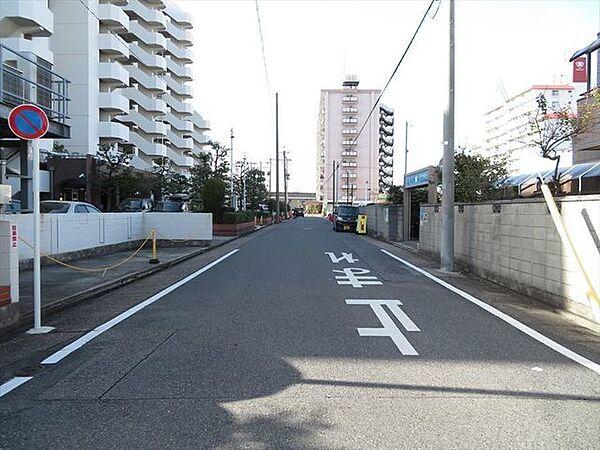 【外観】マンション北側前面道路です。「タチヤ堀田店」さんの駐車場に面しています。