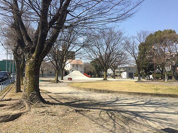 【周辺】【杓子田公園】笠寺公園の少し北に位置します。大きな木々があるので木陰が気持ちよい公園です。 47m