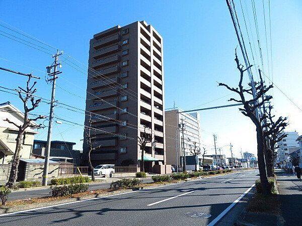 【外観】マンション南側前面道路です。この道路沿いに、名古屋市営バス「「豊二丁目」停のバス停があります。