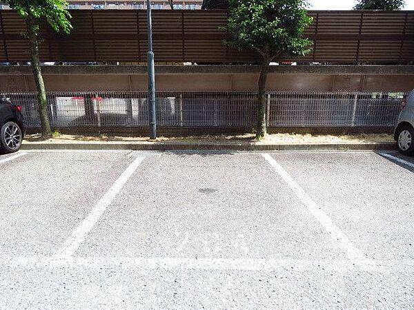 【駐車場】継承可能な駐車場か確保されています。マンション北側平面駐車場にあります。